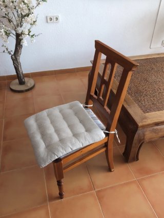 Sillas de madera marrones