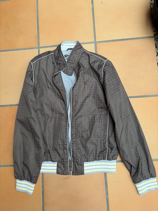 Cazadora impermeable marrón y gris