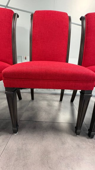 Sillas de comedor rojas y marrones