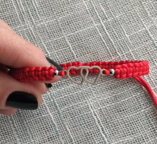 Pulsera roja corazones