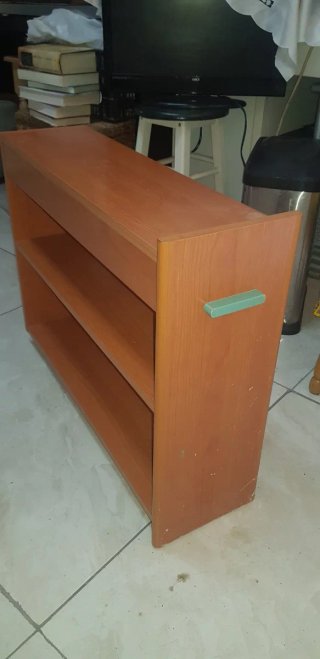 Zapatero de madera con ruedas