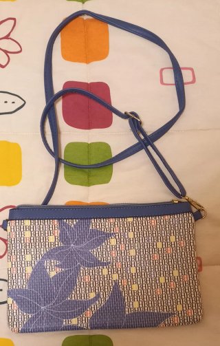 Bolso de mano plateado y verde azulado tejido