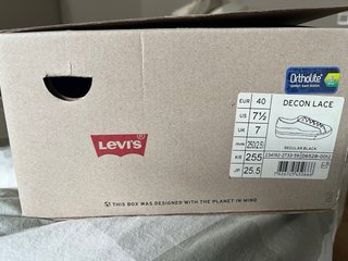 Zapatillas Levi's Negras y Blancas Unisex