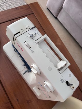 Máquina de coser Singer blanca
