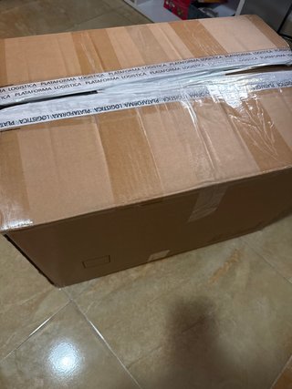 Caja de ropa marrón