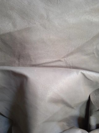 2 Piezas de piel Gris Oscuro y Gris 16€.
