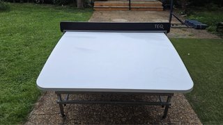 Mesa de Teqball plegable con ruedas