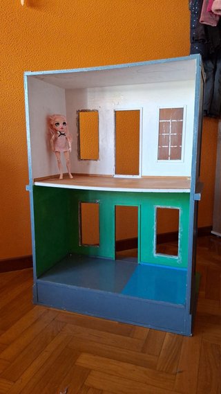 Casita de muñecas de madera