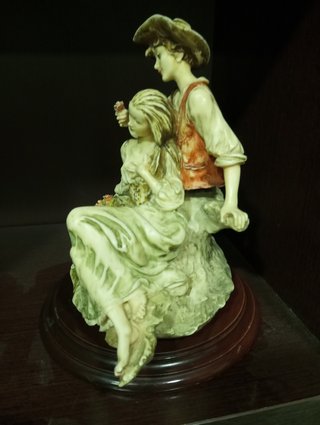 Lote 4 Figuras  grandes y Tapiz