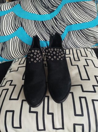 Botines de ante negros con tachuelas