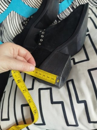 Botines de ante negros con tachuelas