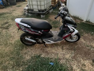 Yamaha Jog Scooter Negra, Roja y Blanca