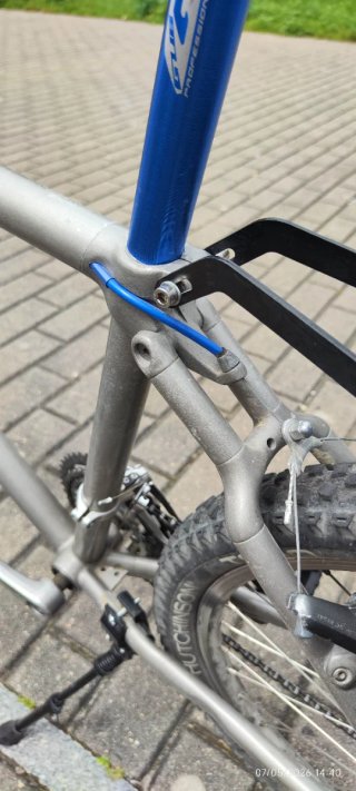 Bicicleta de montaña con alforjas