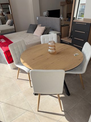 Vitrina de madera con puertas de cristal