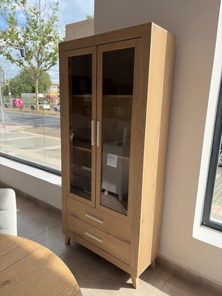 Vitrina de madera con puertas de cristal