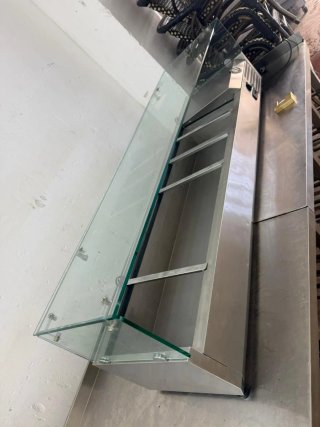 Vitrina expositora de cristal y acero