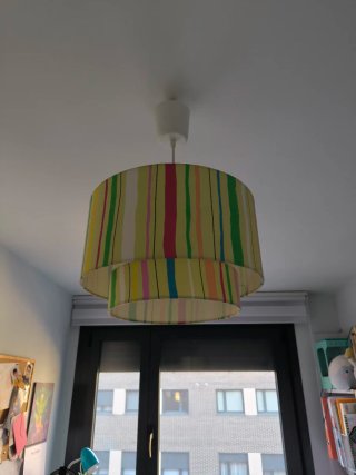 Lámpara infantil con rayas de colores