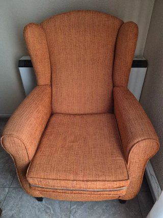 Sillón naranja de tela