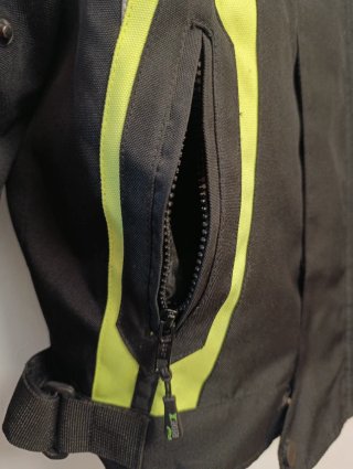 Chaqueta de moto negra y amarilla