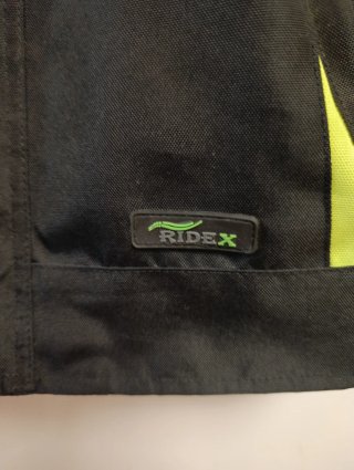 Chaqueta de moto negra y amarilla