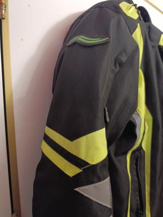 Chaqueta de moto negra y amarilla