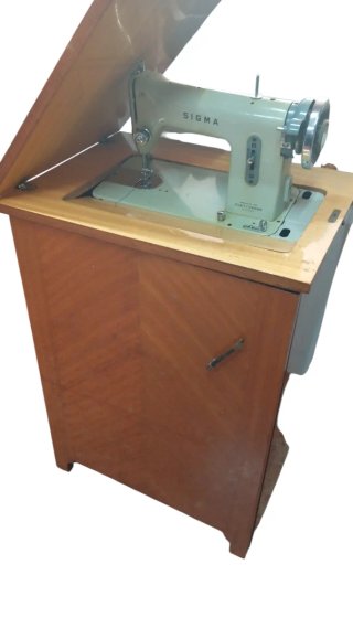 Máquina de coser Sigma antigua con mueble