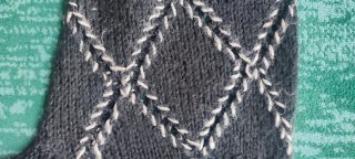 Jersey de lana negro y blanco con calados