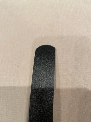 Cinturón negro con hebilla dorada
