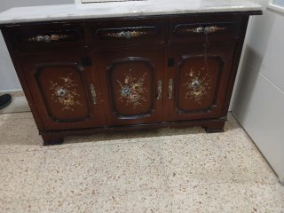 Mueble de madera con tapa de mármol