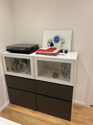 Credenza con ante e cassetti