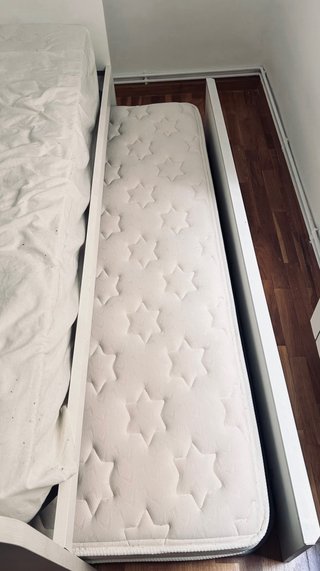 Cama nido de 2 colchones, armario, mesita y balda