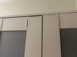 Armario blanco con puertas de cristal