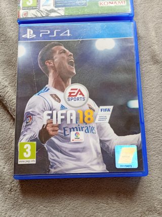 2 Giochi PS4: FIFA 18 e PES 2016