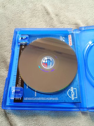 2 Giochi PS4: FIFA 18 e PES 2016