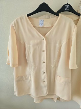 Dos blusas beige talla M
