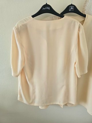 Dos blusas beige talla M