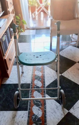 Andador con asiento y ruedas