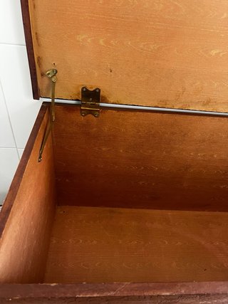 Baúl de madera maciza tallado