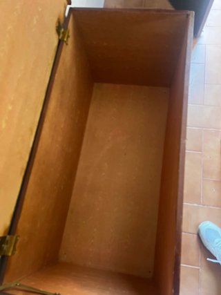 Baúl de madera maciza tallado