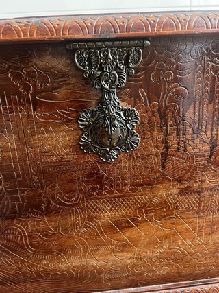 Baúl de madera maciza tallado