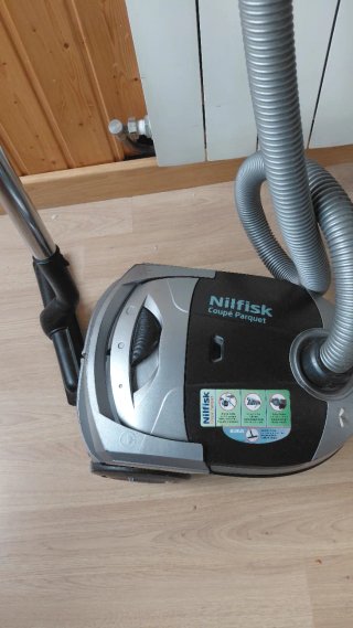Aspirador Nilfisk Compacto y Potente