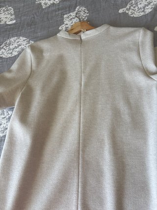 Vestido beige con broche plateado Talla XL