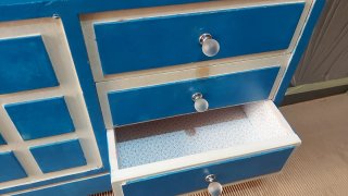 Mueble azul y blanco con cajones, es  resistente