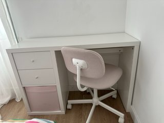 Escritorio blanco moderno con dos cajones