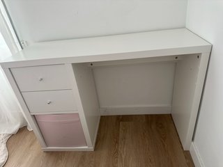 Escritorio blanco moderno con dos cajones