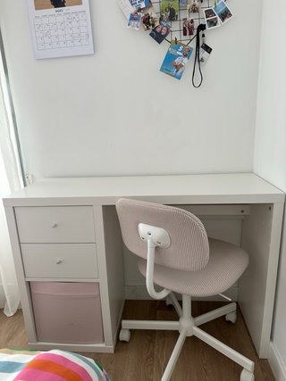 Escritorio blanco moderno con dos cajones