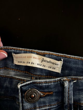 Pantalón vaquero largo con rotura en rodilla