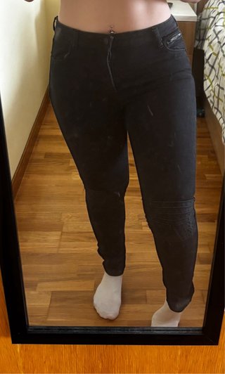 Pantalón vaquero oscuro detalle rodillas