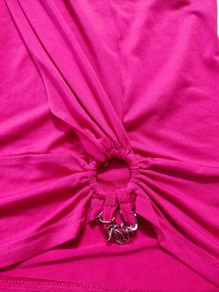 Top rosa con drappeggio e anello
