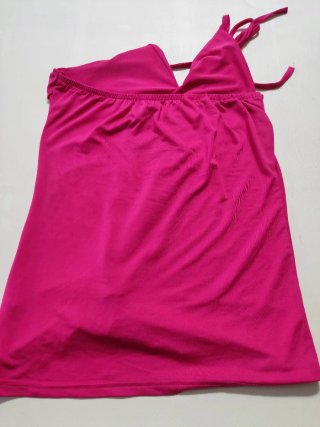 Top rosa con drappeggio e anello